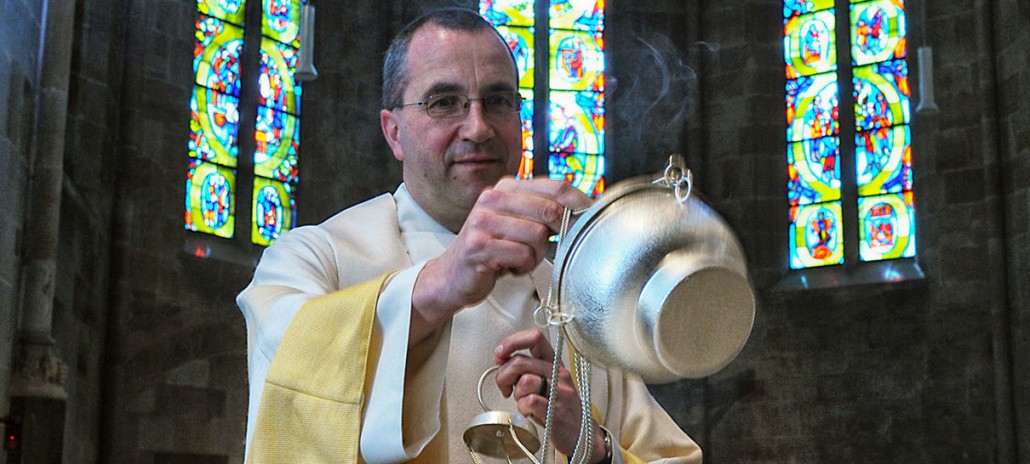 Priester am Altar